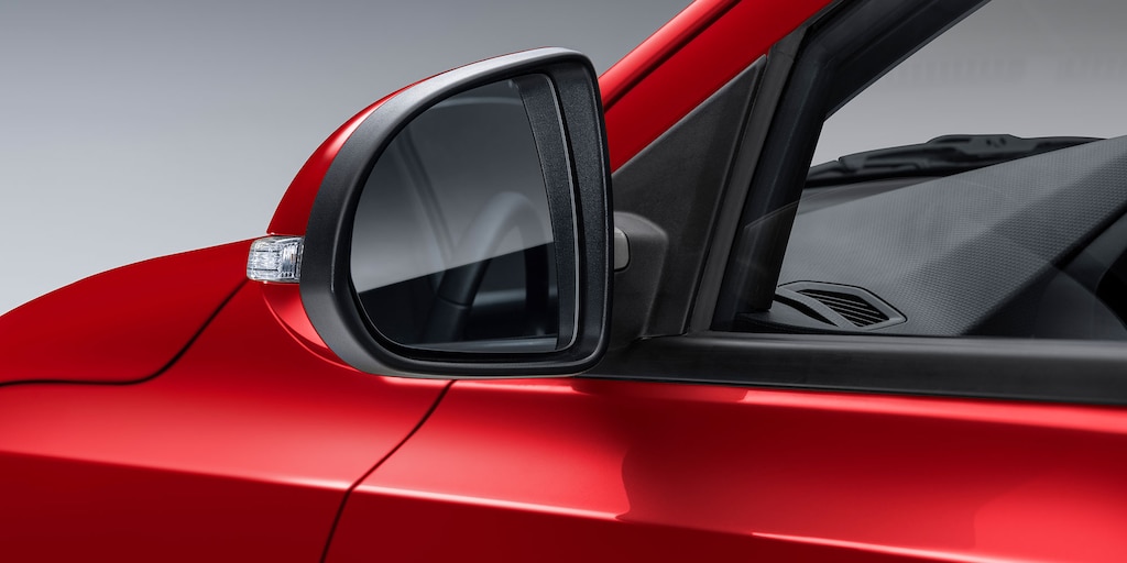 Chevrolet Aveo HB 2025, nuevo auto compacto con espejos al color de la carrocería y luces direccionales integradas