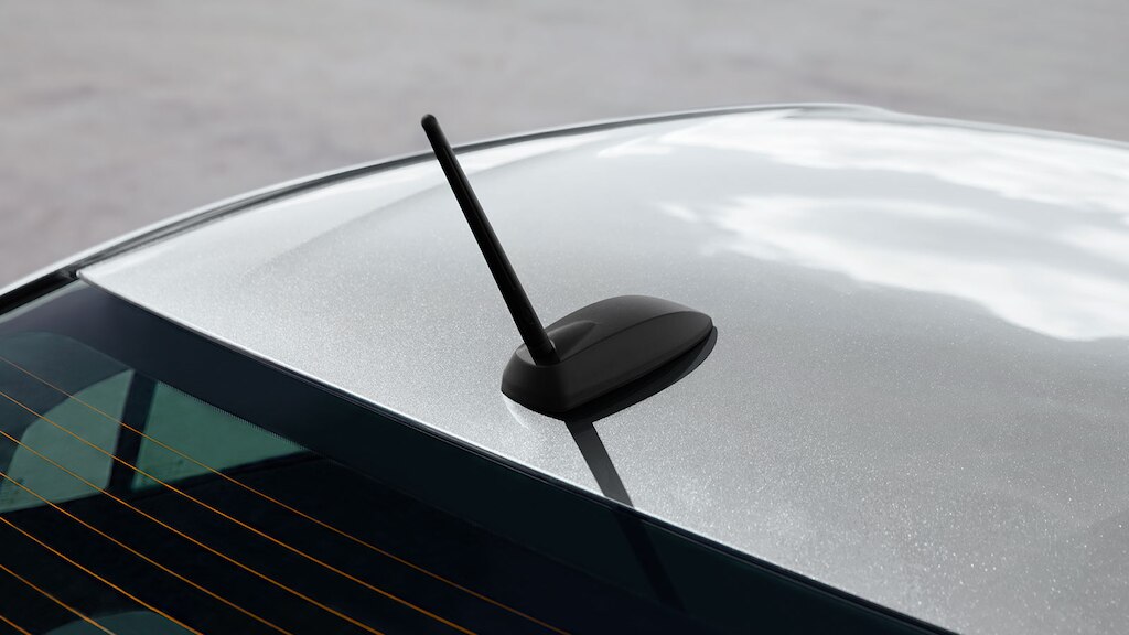 Antena deportiva trasera y más accesorios externos originales para tu sedán Chevrolet Onix 2025