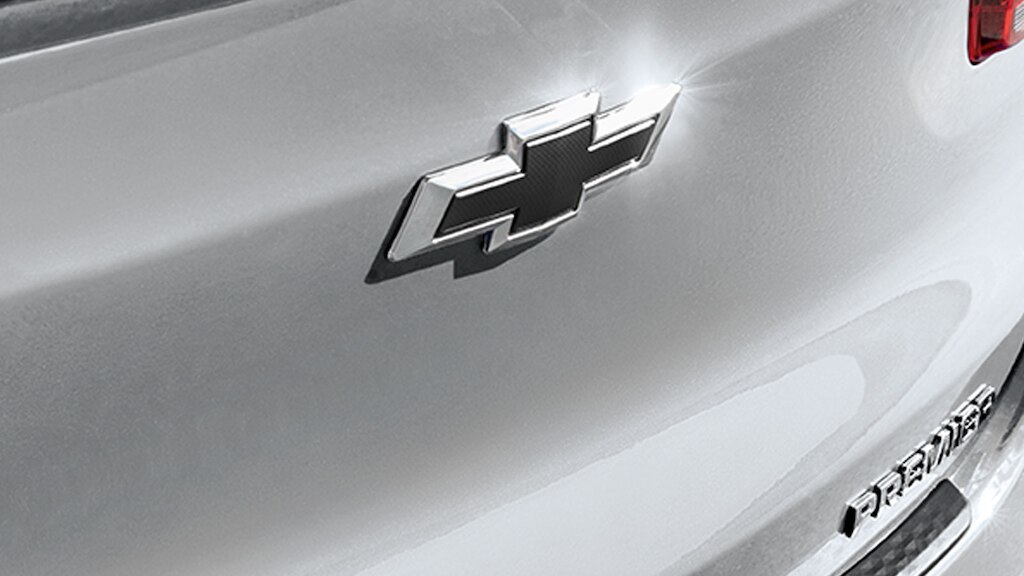 Emblema trasero Onix en color negro y más accesorios externos originales para Chevrolet sedán deportivo 2025