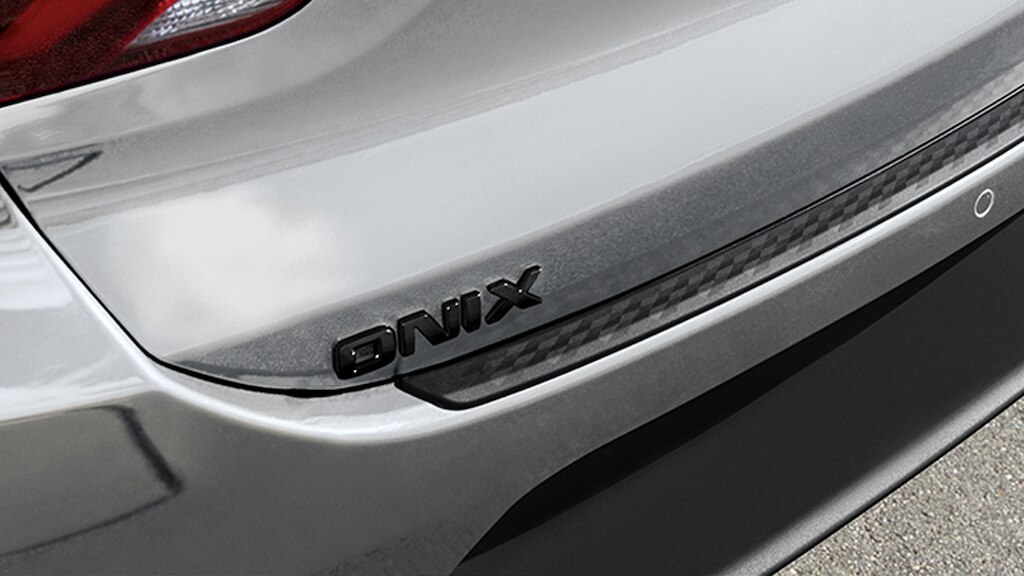 Personaliza tu sedán deportivo 2025 con el emblema Onix en color negro y más accesorios externos originales Chevrolet