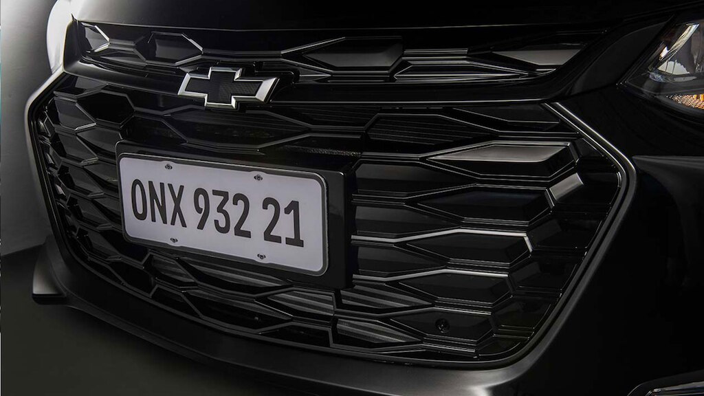 Personaliza tu sedán Onix 2025 con la parrilla deportiva frontal y más accesorios externos originales Chevrolet
