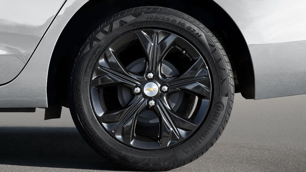 Personaliza el exterior de tu sedán deportivo Chevrolet Onix 2025 con los rines de 16 pulgadas en aluminio y más accesorios externos