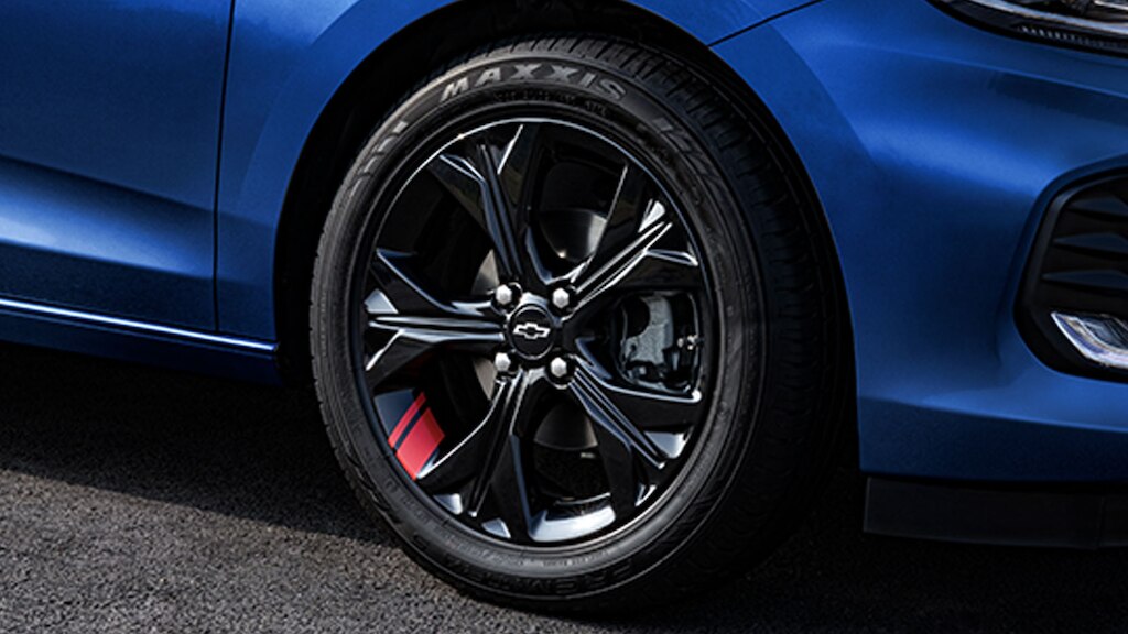 Personaliza tu sedán Chevrolet Onix 2025 con los rines de 16 pulgadas Redline y más accesorios externos deportivos