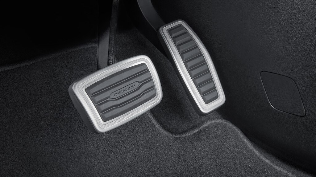 Añade el kit de cubiertas de pedal con acabados brillantes para el interior de tu camioneta mediana, Chevrolet Blazer 2025