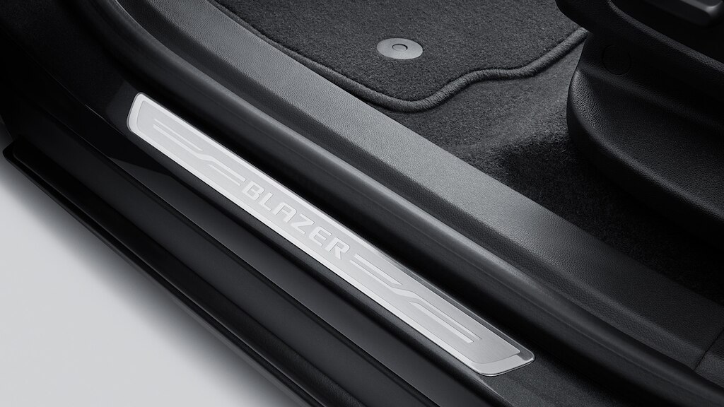 Estrena los protectores de solera frontales con emblema de Chevrolet Blazer 2025, camioneta mediana