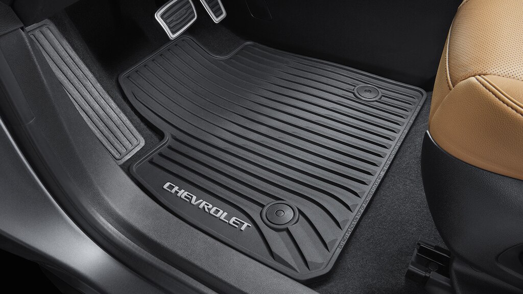 Adquiere el tapete de vinil frontal en negro con emblema de Chevrolet Blazer 2025